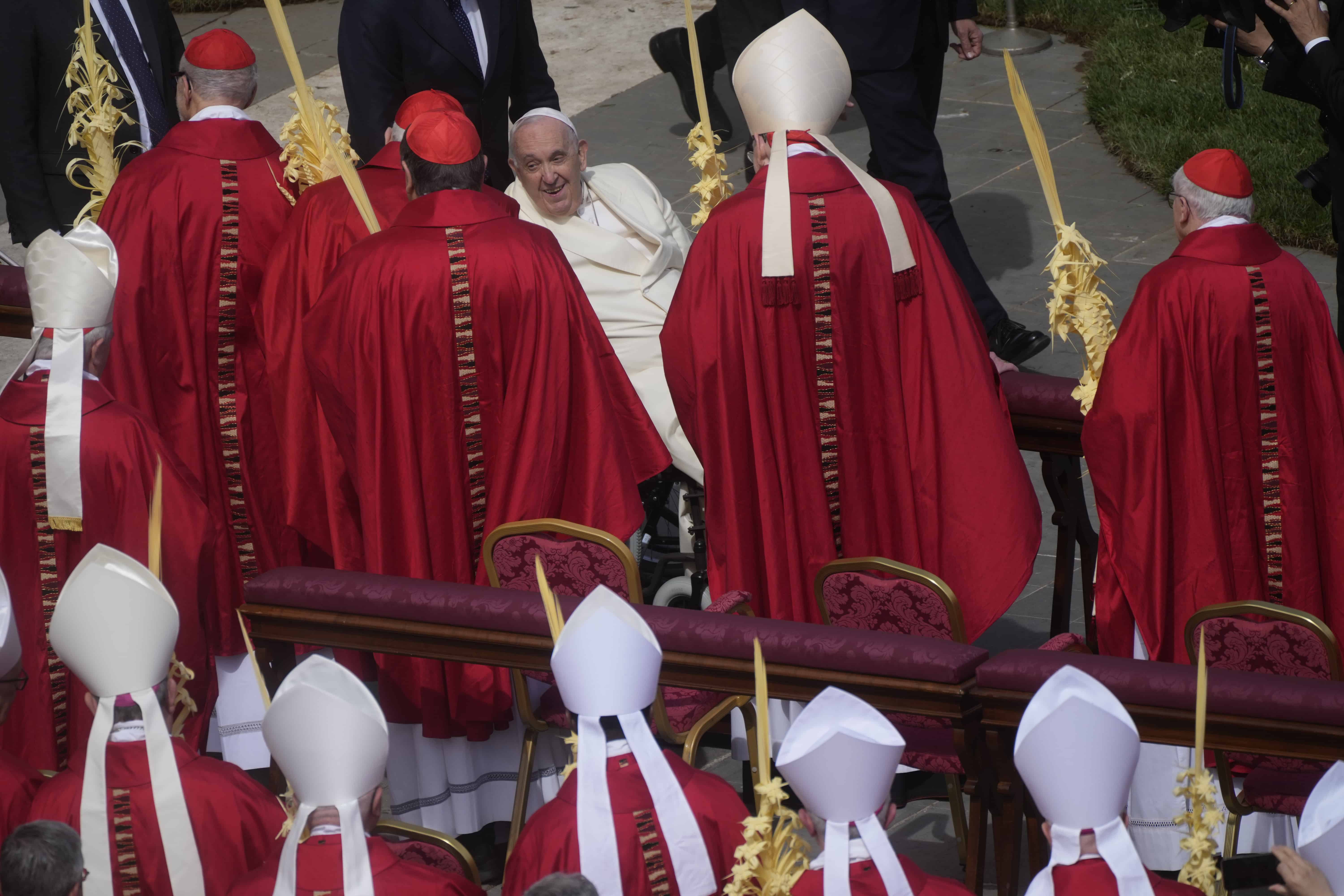 El Papa Francisco es recibido por los cardenales cuando se va después de celebrar la misa del Domingo de Ramos en la Plaza de San Pedro en el Vaticano el domingo 2 de abril de 2023, un día después de haber sido dado de alta del Hospital Universitario Agostino Gemelli en Roma, donde ha sido tratado por bronquitis. , dijo el Vaticano. La Iglesia Católica Romana entra en la Semana Santa, recordando la historia de la crucifixión de Jesús y su resurrección tres días después, el Domingo de Pascua.