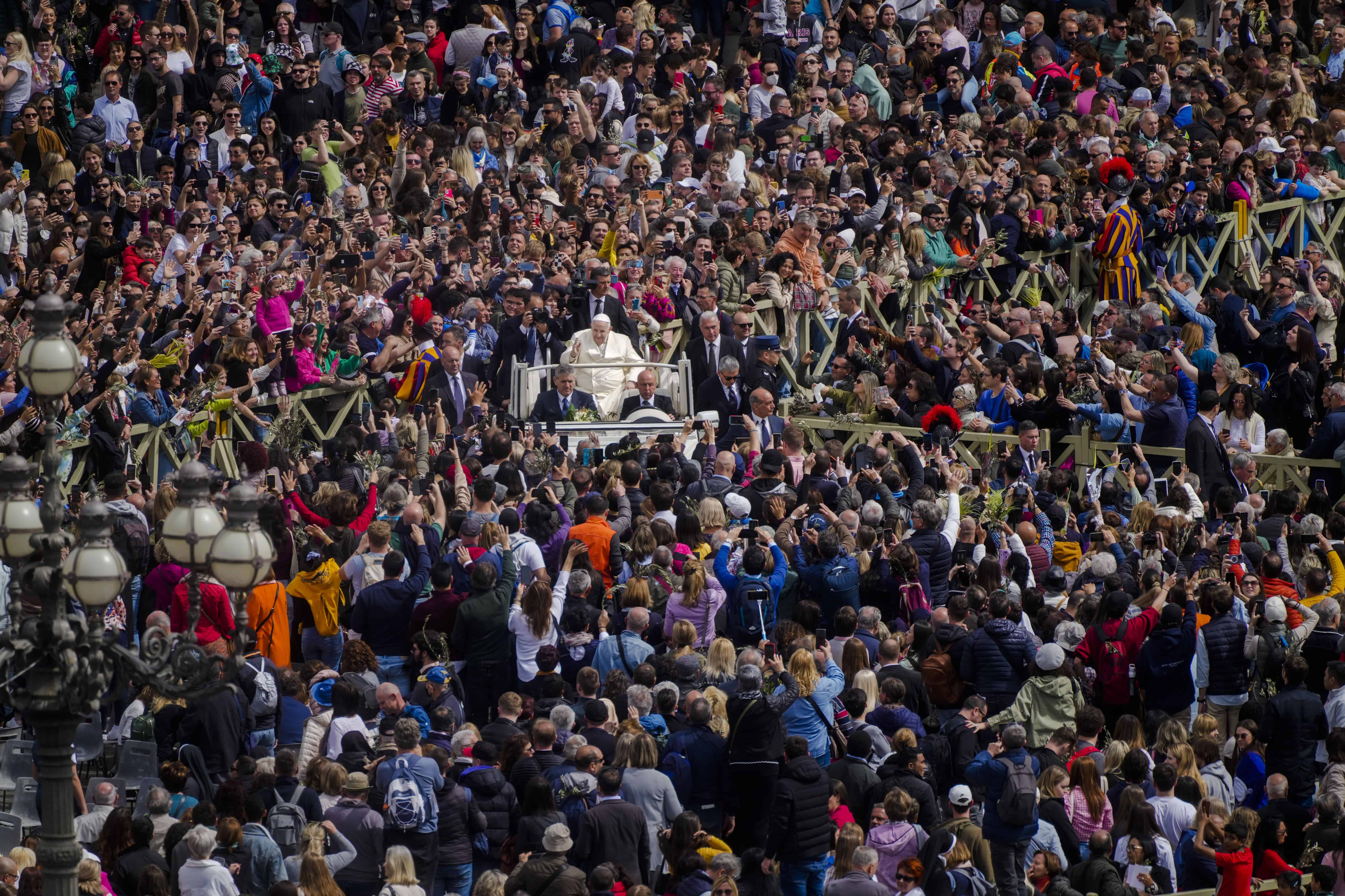 El Papa Francisco parte después de celebrar la misa del Domingo de Ramos en la Plaza de San Pedro en el Vaticano el domingo 2 de abril de 2023, un día después de haber sido dado de alta del Hospital Universitario Agostino Gemelli de Roma, donde ha sido tratado por bronquitis, dijo el Vaticano. La Iglesia Católica Romana entra en la Semana Santa, recordando la historia de la crucifixión de Jesús y su resurrección tres días después, el Domingo de Pascua.