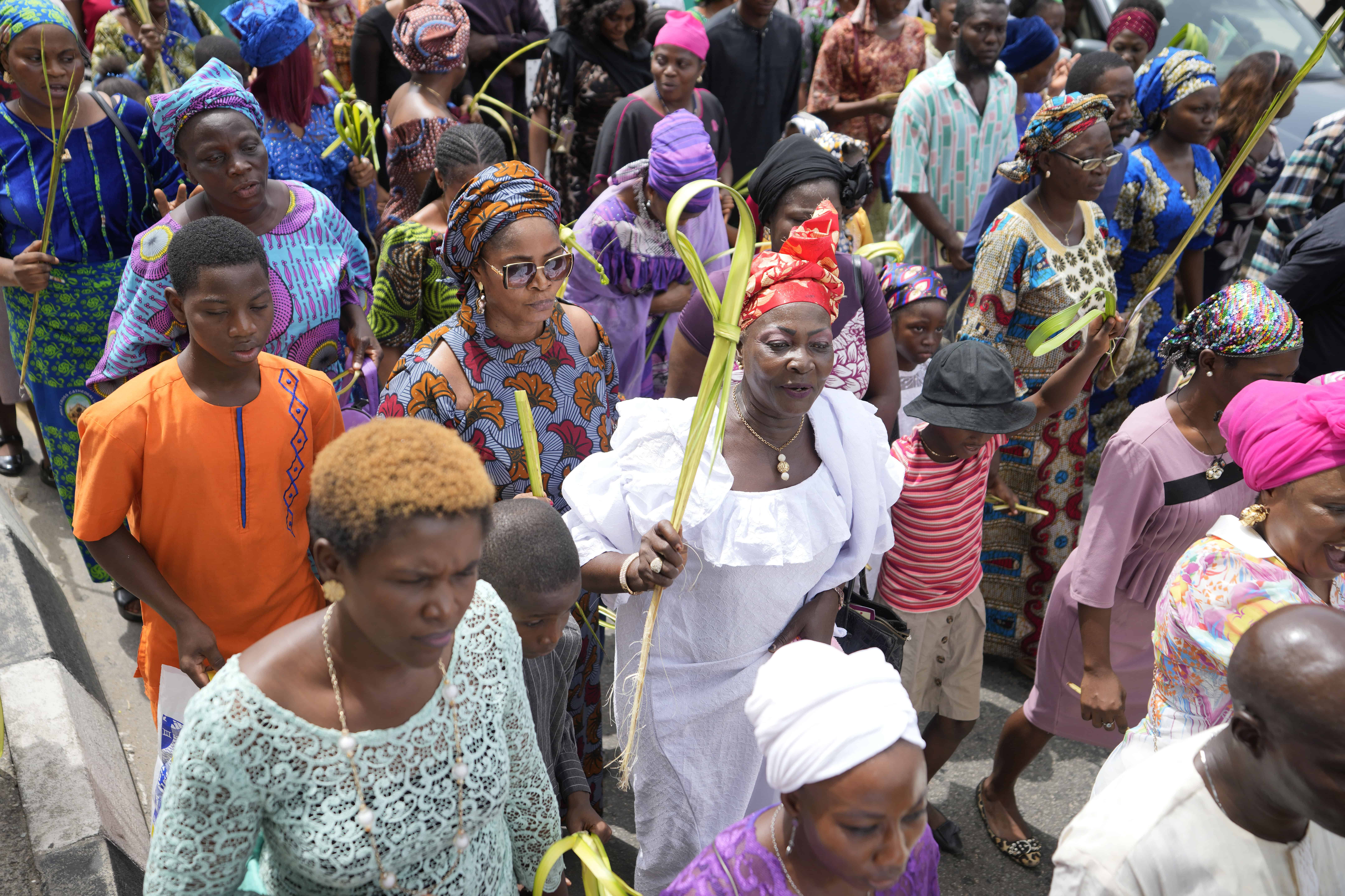 Fieles católicos marchan llevando hojas de palma para conmemorar el Domingo de Ramos, que marca la entrada de Jesucristo a Jerusalén, en las calles de Lagos, Nigeria, el domingo 2 de abril de 2023. La ceremonia marca el comienzo de la Semana Santa que conduce a la Pascua.