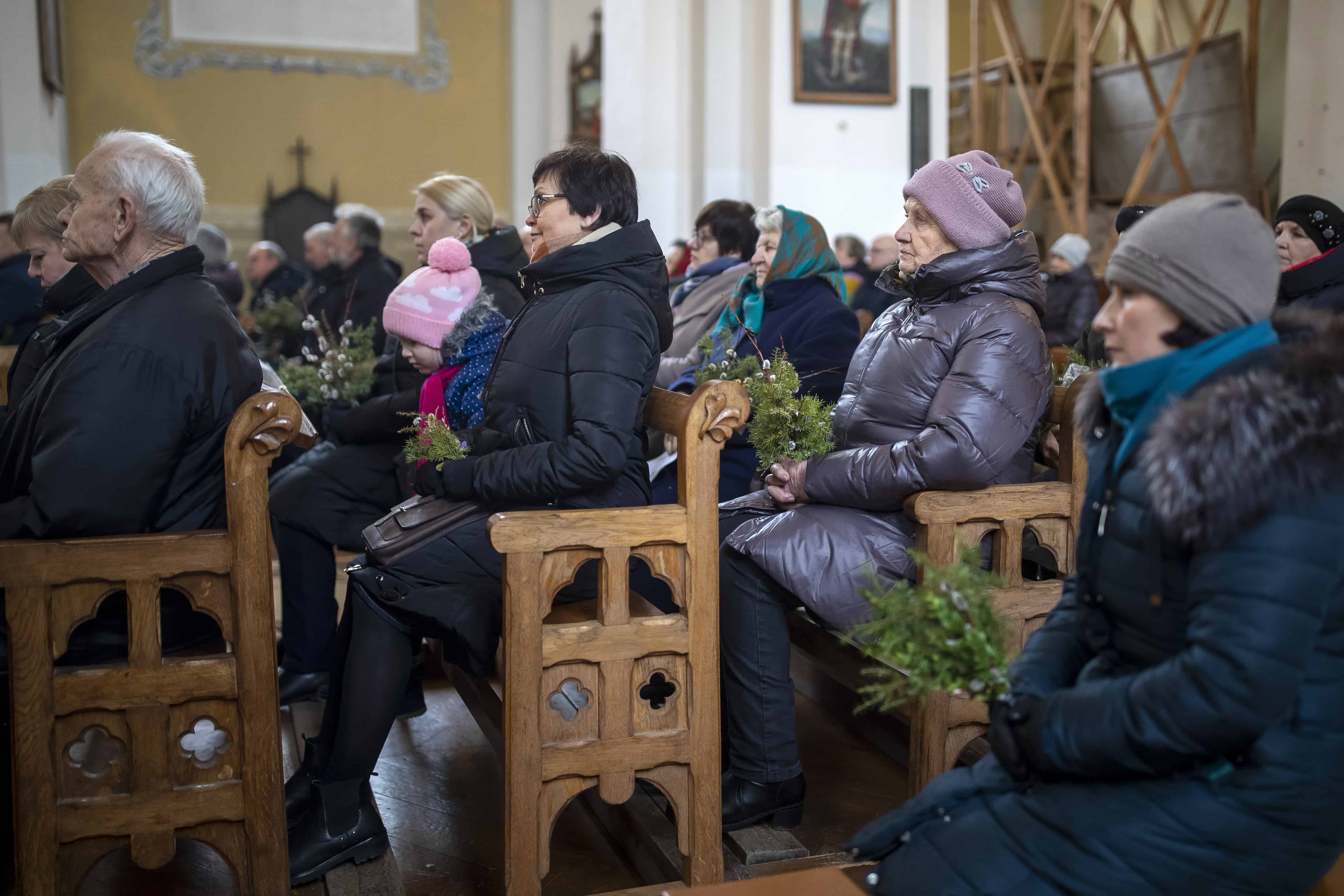 Fieles asisten a una Misa de Domingo de Ramos en la Iglesia St. Trinity en la pequeña ciudad de Tverecius, a unos 135 km (83,1 millas) al noreste de la capital, Vilnius, Lituania, el domingo 2 de abril de 2023.