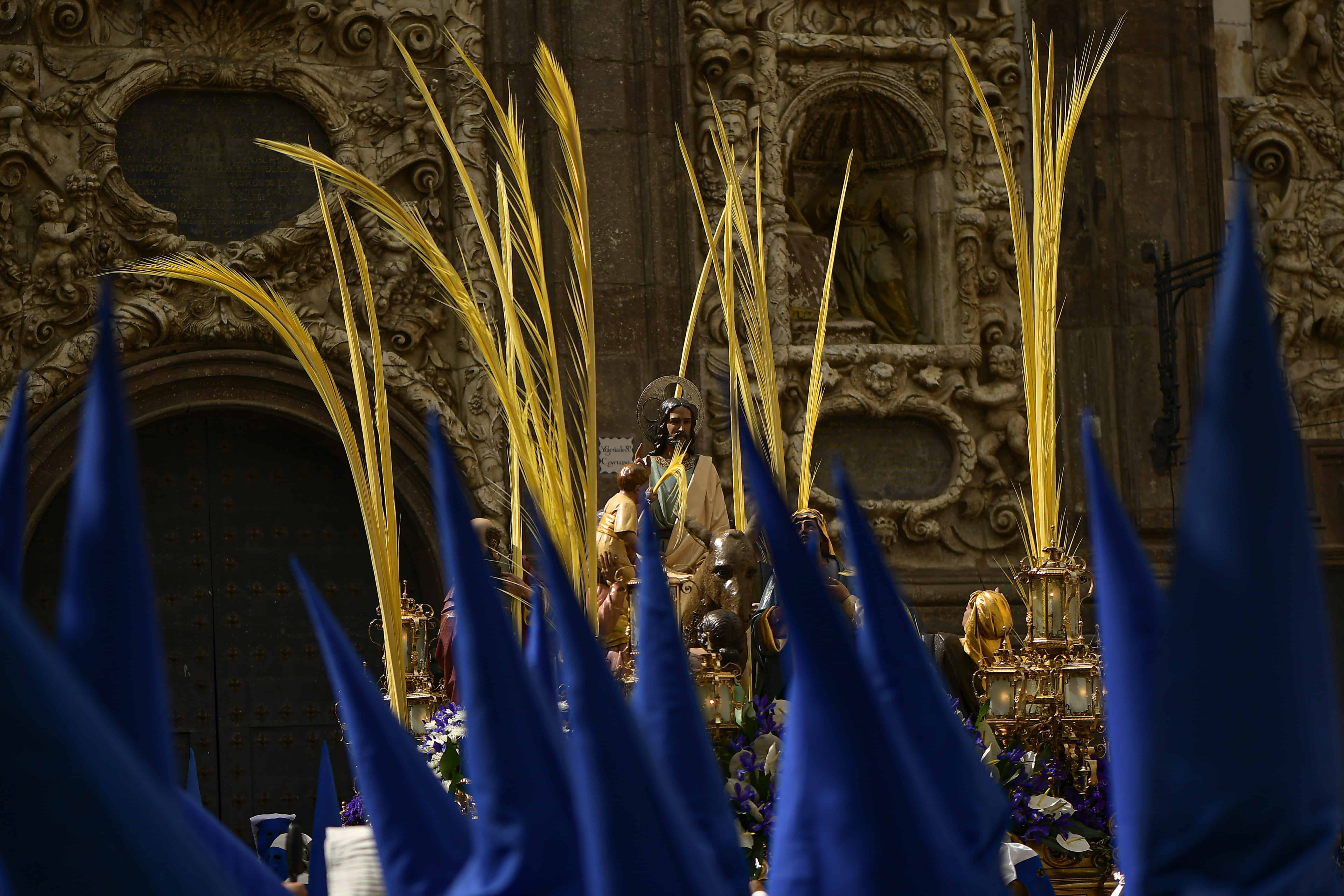 Penitentes enmascarados participan durante el Domingo de Ramos en Zaragoza, norte de España, el domingo 2 de abril de 2023.