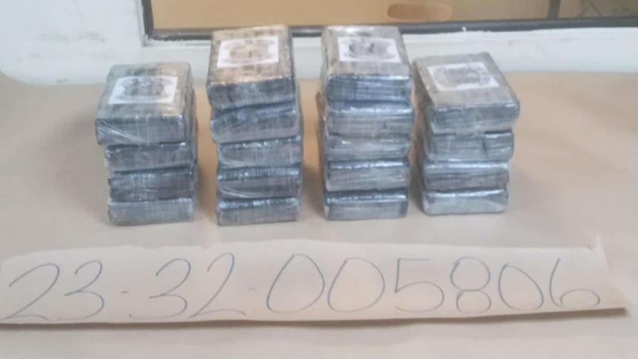 Ocupan 18 paquetes de cocaína y arrestan a tres hombres en Los Alcarrizos Ocupan 18 paquetes de cocaína y arrestan a tres hombres en Los Alcarrizos