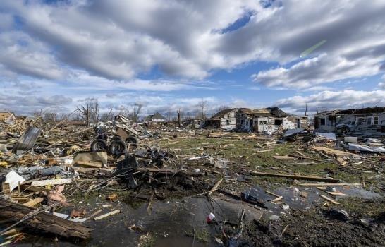 Aumentan a 26 los muertos tras paso de tornados en diversos estados de EE.UU.