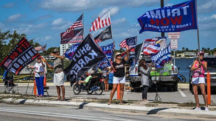 Partidarios de Trump le muestran su apoyo en su residencia de Florida