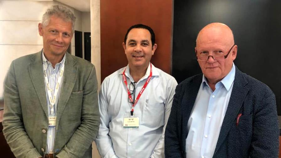 Dr. Pablo Mateo se acredita en cirugía robótica en urología