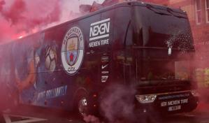 El autobús del Liverpool alcanzado por un proyectil tras el partido contra el City