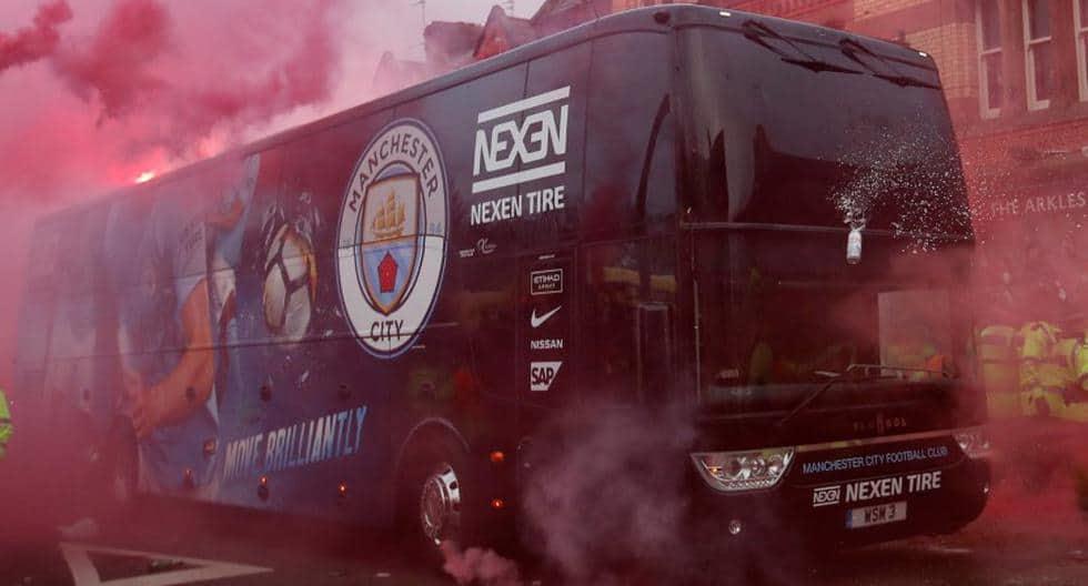 El autobús del Liverpool alcanzado por un proyectil tras el partido contra el City