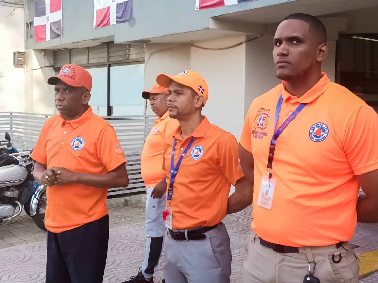 Personal de Defensa Civil en Santiago.