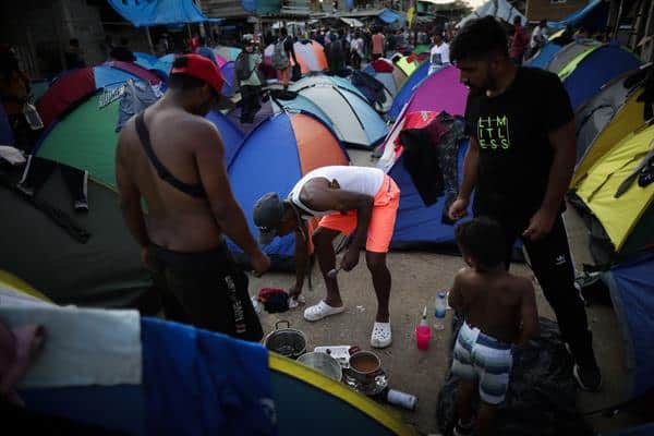 Personas migrantes cocinan en la comunidad de Bajo Chiquito tras días de caminar por la selva