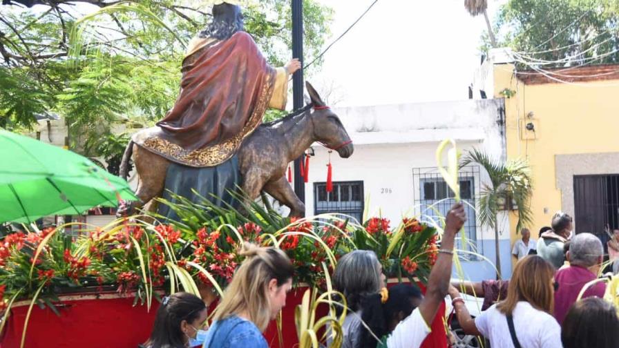 Devotos celebran el Domingo de Ramos