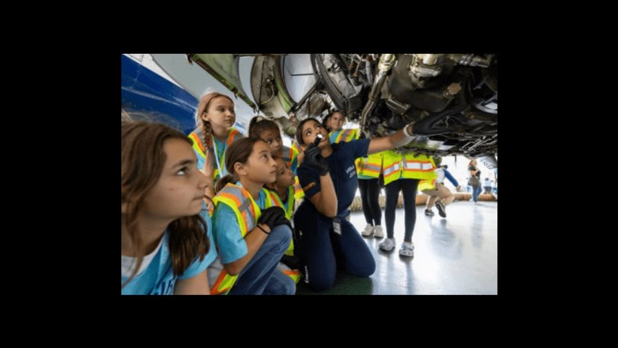 JetBlue presentó por primera vez en Fort Lauderdale su evento “Fly Like a Girl” JetBlue presentó por primera vez en Fort Lauderdale su evento “Fly Like a Girl”