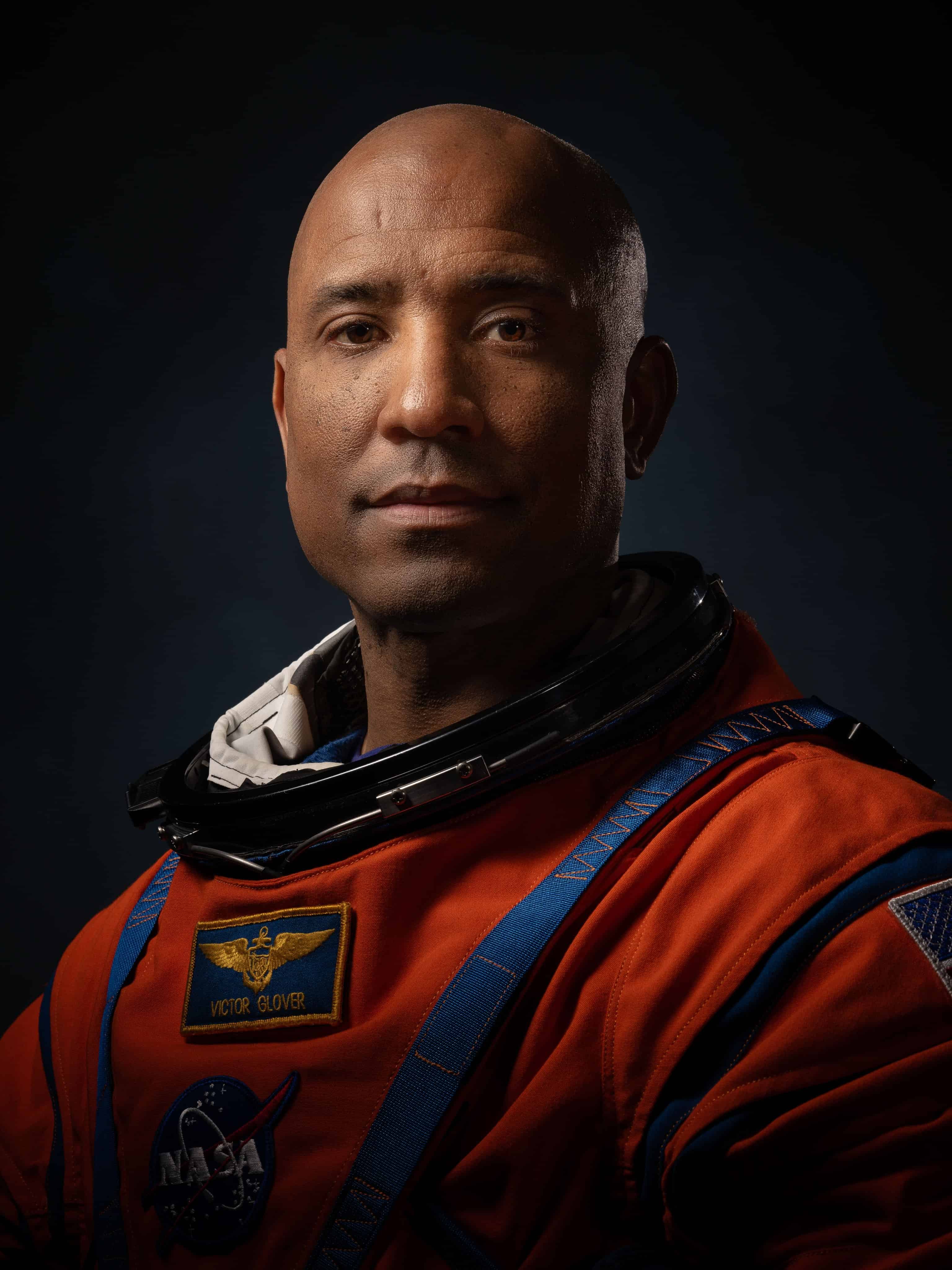 El piloto será Victor Glover es parte de la de promoción de 2013 de astronautas de la NASA y fue el piloto de la NASA en SpaceX en la Misión Tripulación-1. Ha registrado tres mil  horas de vuelo en más de 40 aviones diferentes y pilotará el Nasa Orión alrededor de la Luna.