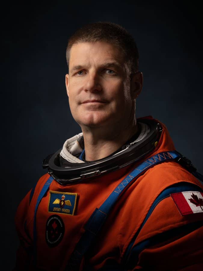 Jeremy Hansen fue piloto de combate antes de unirse a CSA y actualmente trabaja con la NASA en el entrenamiento de astronautas y operaciones de misión. 