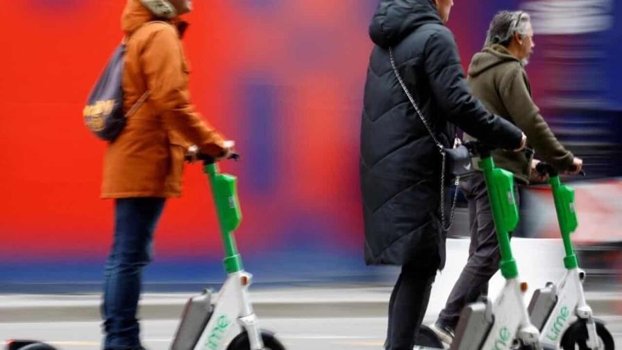 París se convierte en la primera ciudad europea en prohibir las patinetas de alquiler