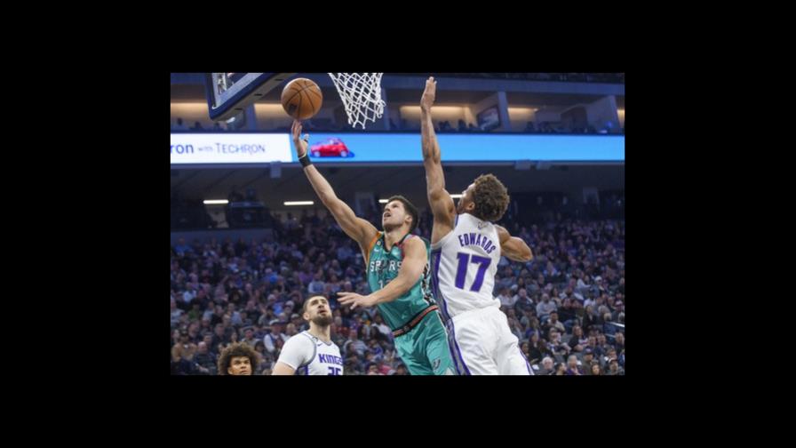 McDermott guía a los Spurs a superar a Kings 142-134