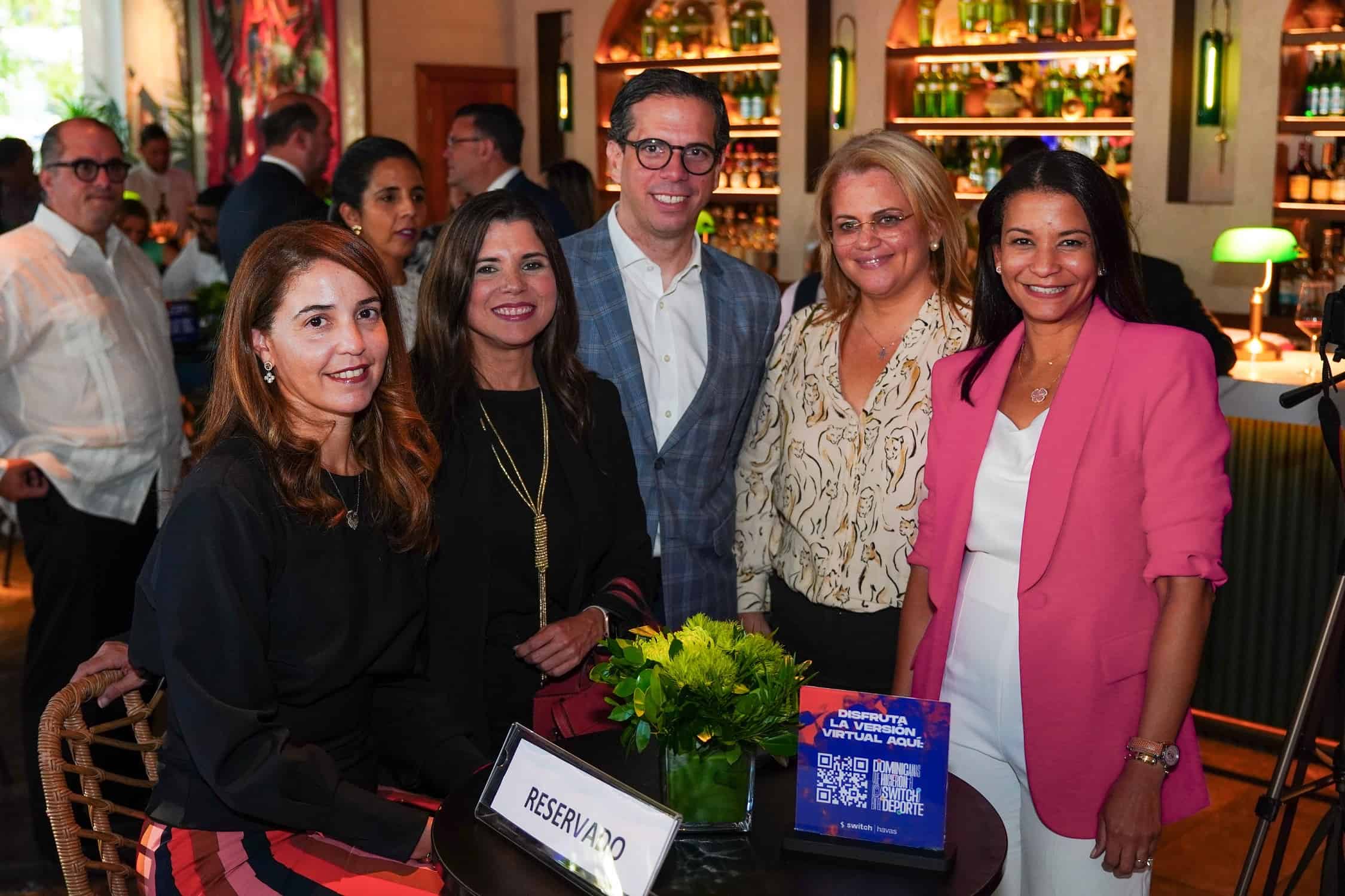 Angie Bergés, Paola Man~ón, César Dargam, Julissa Rosario y Arlette Palacio.