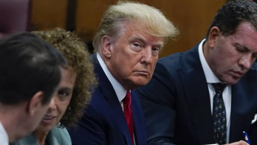 Las icónicas imágenes de Donald Trump sentado en un tribunal
