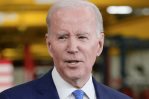 Biden se sonríe y evita hacer comentarios sobre Trump