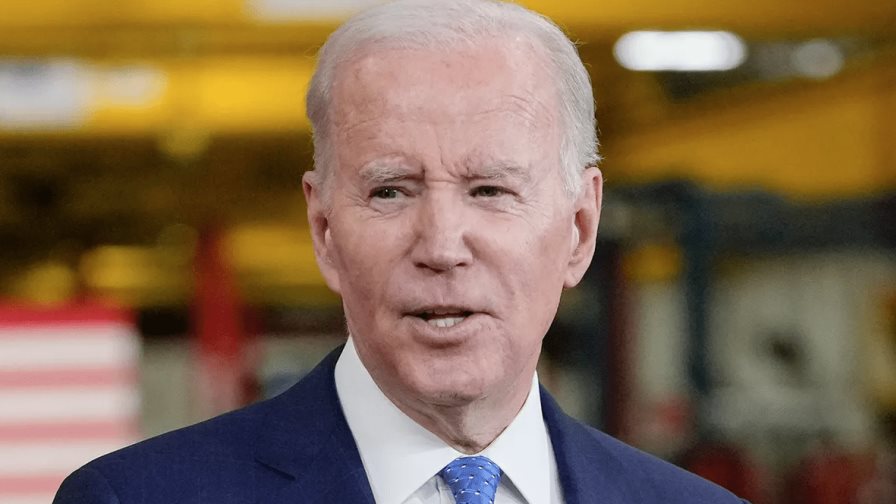 Biden se sonríe y evita hacer comentarios sobre Trump