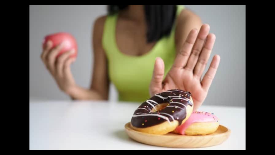Cómo controlar los antojos y evitar comer alimentos poco saludables Cómo controlar los antojos y evitar comer alimentos poco saludables