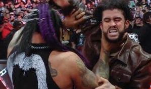 La brutal golpiza que recibió Bad Bunny en el programa "Raw" de la WWE