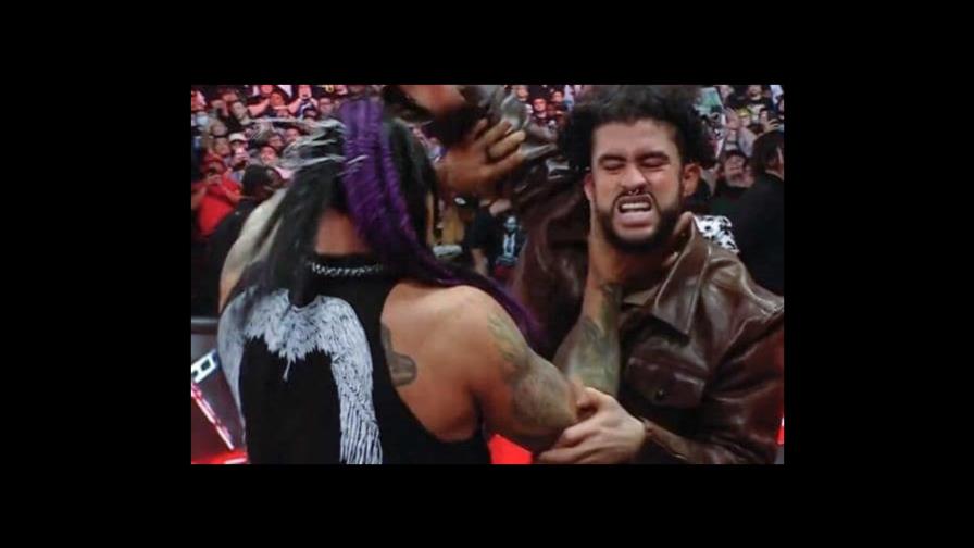 La brutal golpiza que recibió Bad Bunny en el programa “Raw” de la WWE