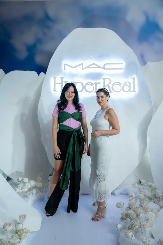 Viviana Cabral y Mari´a Conchita Arcala´.