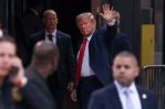 Donald Trump se entrega para que le lean los cargos en su contra