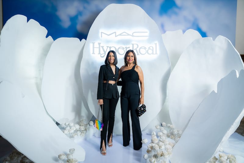 Amelia Ferna´ndez y Carmen De la Cruz.