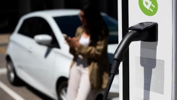 Biden quiere que el 67 % de los autos sean eléctricos para 2032 en EE.UU.