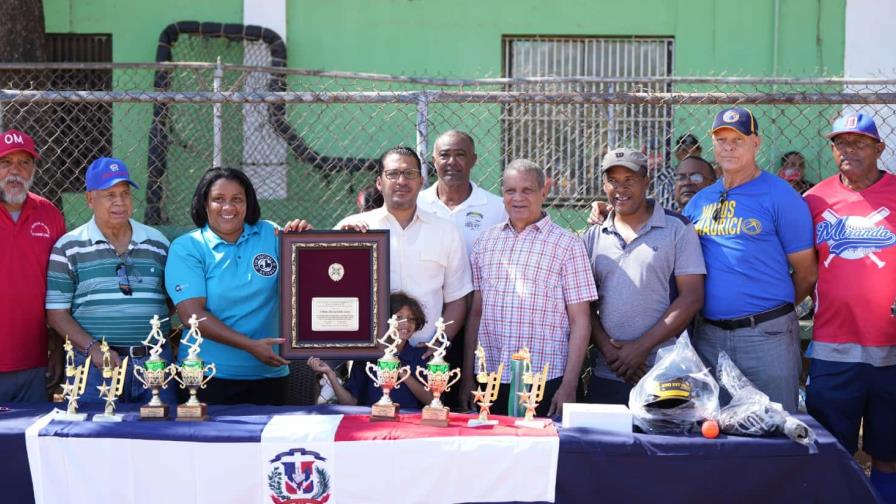Liga Eva Martínez dedica torneo a la Fundación Mauricio Báez Liga Eva Martínez dedica torneo a la Fundación Mauricio Báez