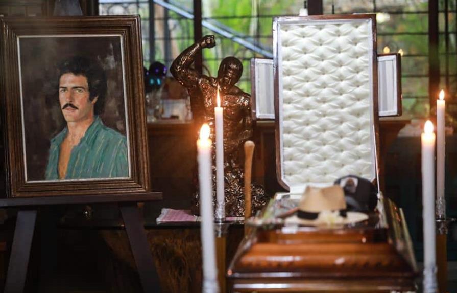 Familiares y amigos velan restos de Andrés García en Acapulco