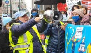 Con cacerolazos, inmigrantes piden ser incluidos en la cobertura de salud en Nueva York