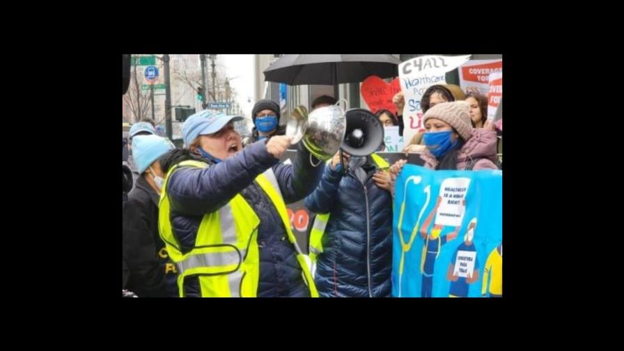 Con cacerolazos, inmigrantes piden ser incluidos en la cobertura de salud en Nueva York