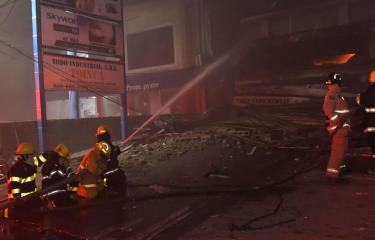 VIDEO | Colapsa tienda de aires acondicionados en la 27 de Febrero a causa de incendio