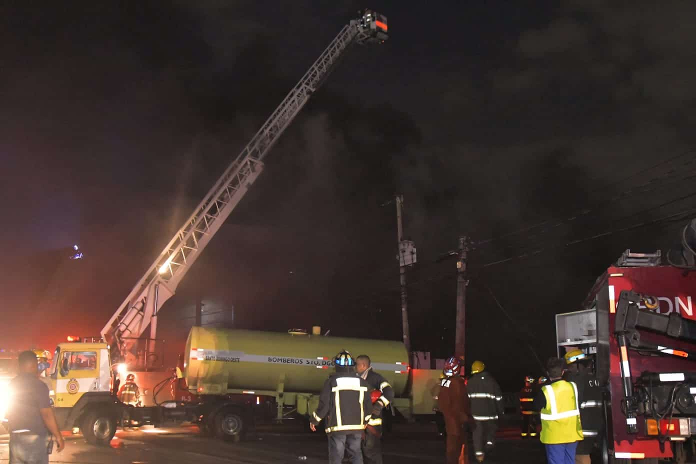 Los bomberos utilizaron una grúa para combatir las llamas. 