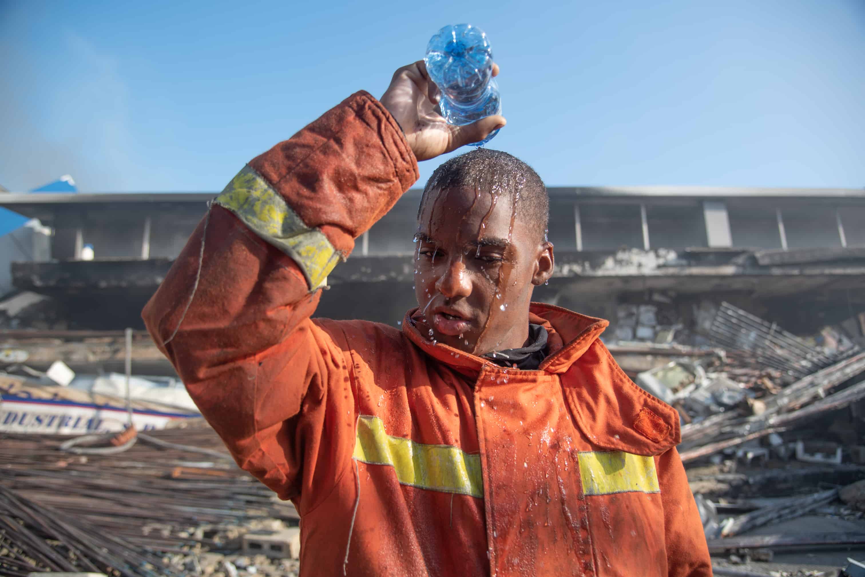 Otro bombero se refresca luego de una larga jornada