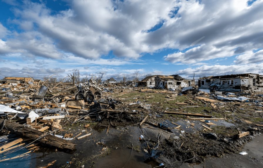Tormenta destructiva con tornados deja varios muertos en el centro de EEUU