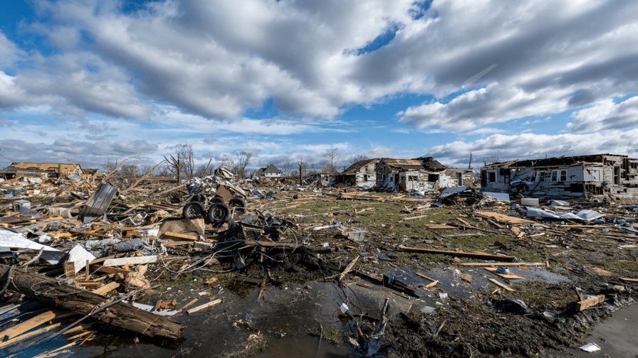 Tormenta destructiva con tornados deja varios muertos en el centro de EEUU