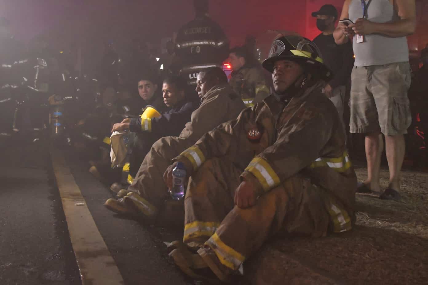 Bomberos hacen una pausa en el trabajo. 