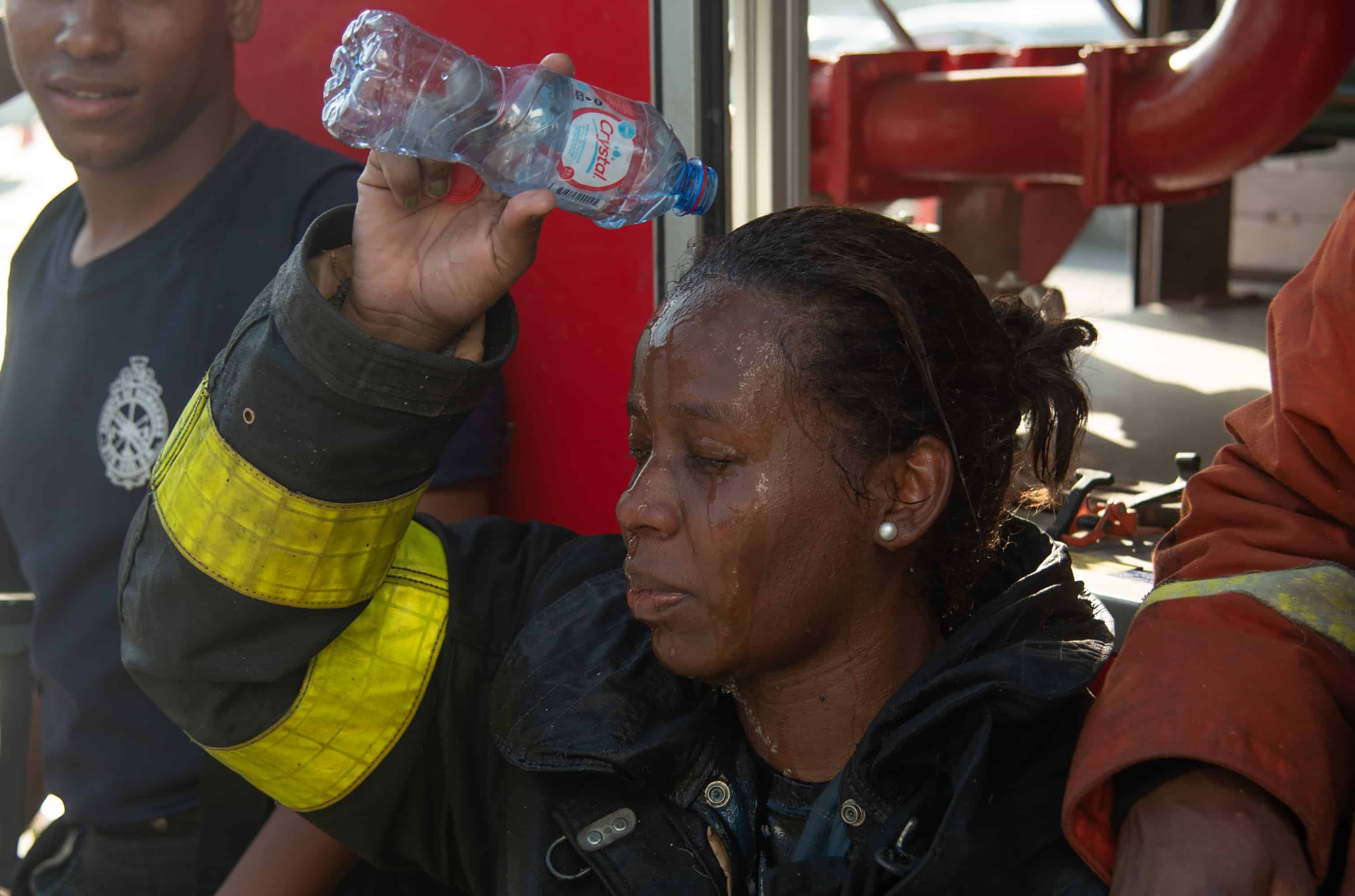 Los bomberos amanecieron apagando el incendio