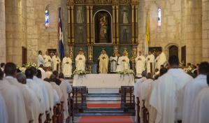 Obispos, sacerdotes, diáconos y laicos participan en la Misa Crismal en la Catedral de Santo Domingo