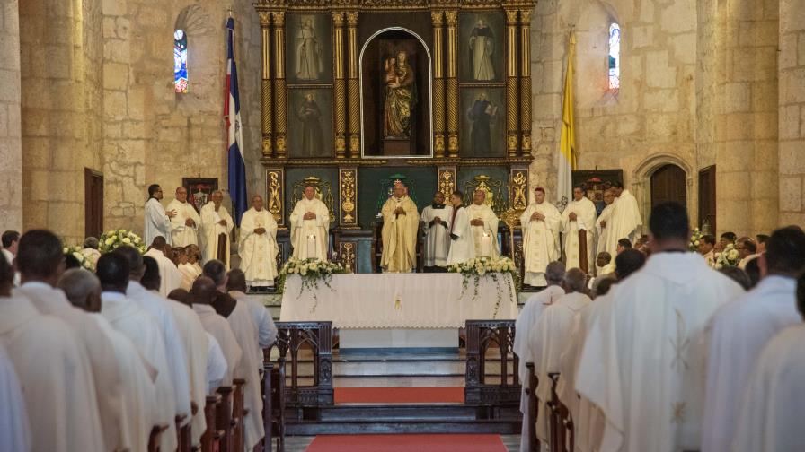 Obispos, sacerdotes, diáconos y laicos participan en la Misa Crismal en la Catedral de Santo Domingo