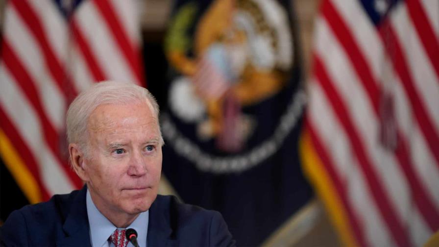 Biden propone una norma para evitar veto escolar categórico a atletas trans