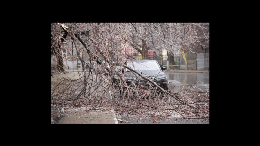 Suben a 800,000 los hogares sin electricidad en Canadá por lluvias con hielo