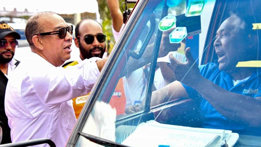 Obras Públicas entrega de kits de emergencia a conductores por Semana Santa