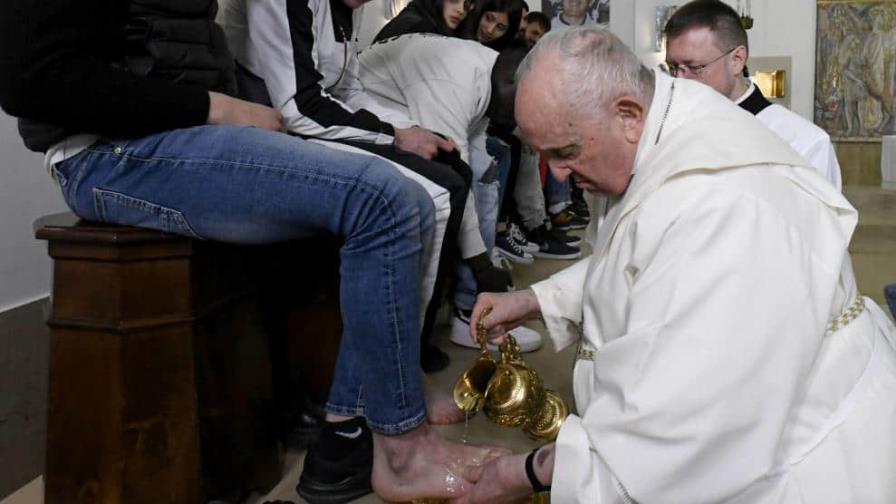 El papa Francisco lava los pies de doce jóvenes presos el Jueves Santo El papa Francisco lava los pies de doce jóvenes presos el Jueves Santo