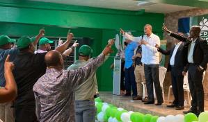 Felipe Jay Payano juramenta en la Fuerza del Pueblo a deportistas en Puerto Rico