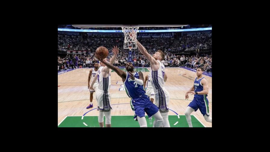 Mavs mantienen vivas sus esperanzas al vencer a Sacramento