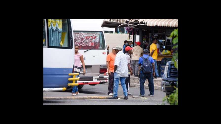 Pasajeros viajan a sus pueblos desde Santiago en feriado de Semana Santa